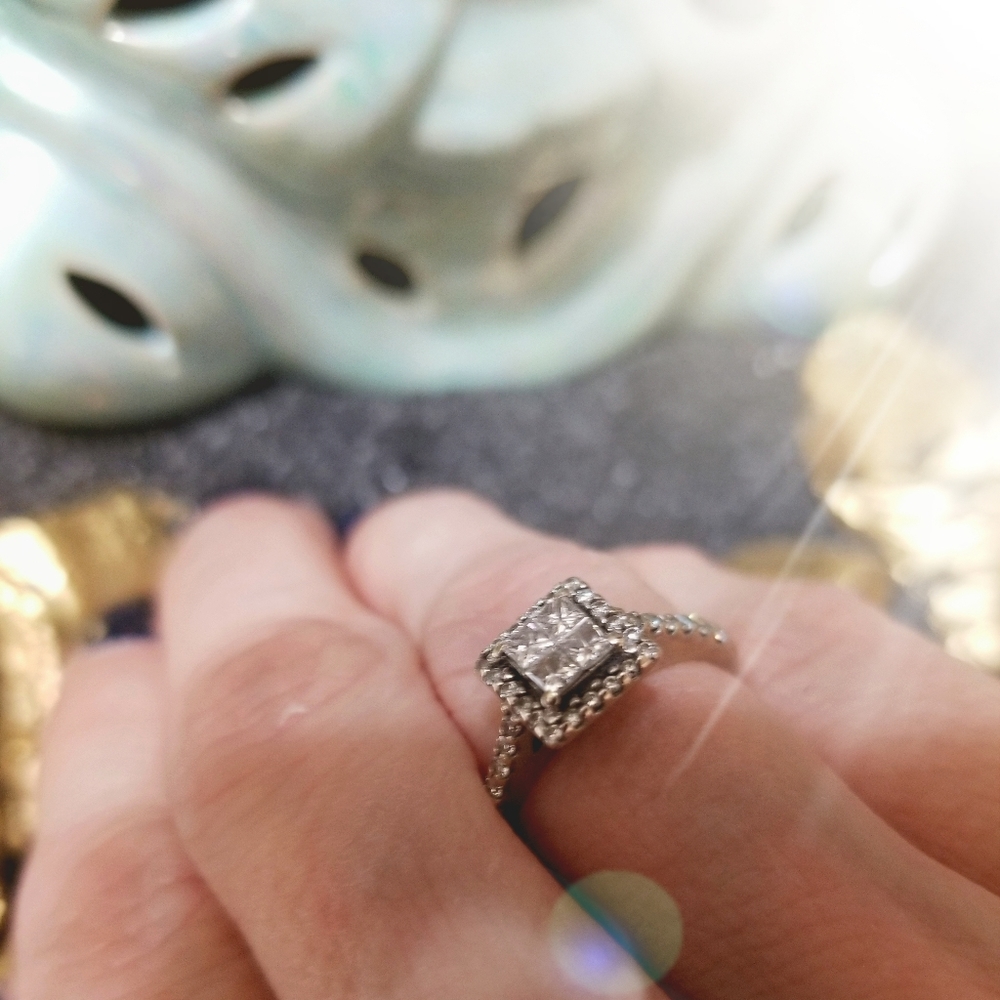 Sparkily square cut platinum diamond ring